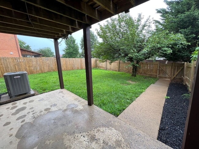 Building Photo - Spacious 3 Level Townhome with New Floorin...