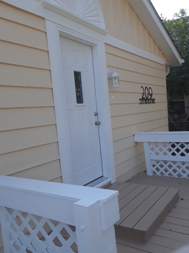 Building Photo - 209 E Pineview Dr