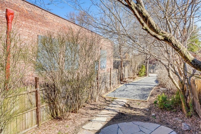 Building Photo - Renovated 2 Bedroom + Den w/ Private Garden Access