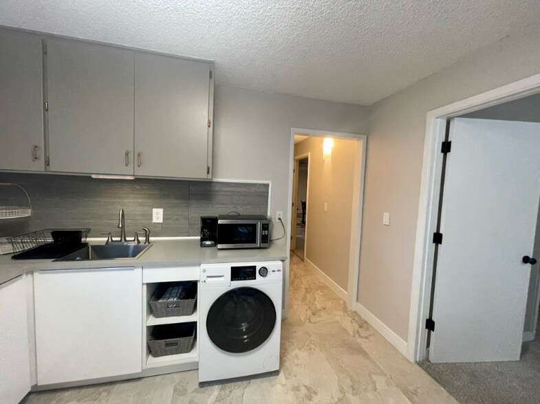 Building Photo - 9515 SW Edgewood St