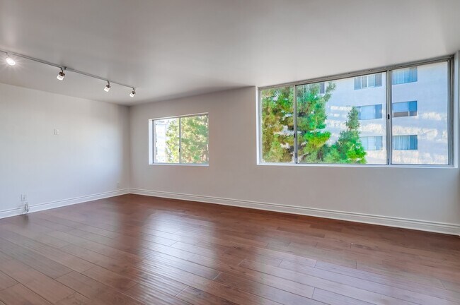 Building Photo - 435 N Oakhurst Dr