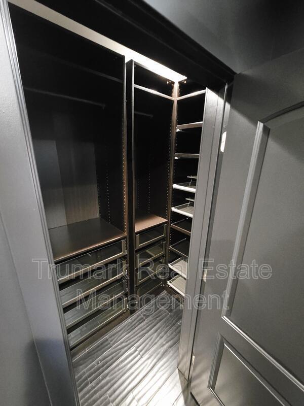 Building Photo - 12426 Moorpark St