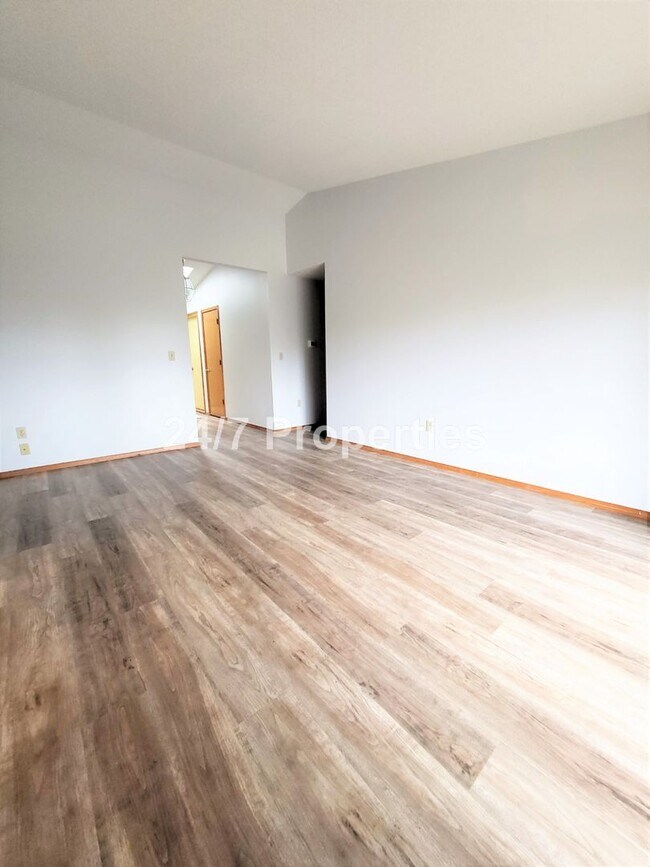 Building Photo - Updated 3BD | 2BA Home with Garage & Large Deck - Hillsboro