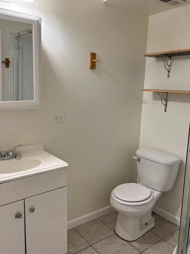 Building Photo - 522 N Troy St