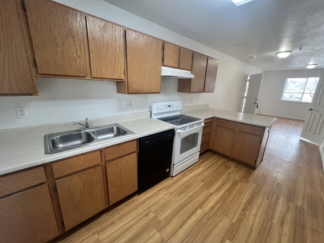 Building Photo - 2 Bed 1 bath in Kearns with Video Tour