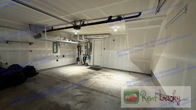 Building Photo - Spacious Issaquah Townhome w/ Entry-Level Suite & 2-Car Garage