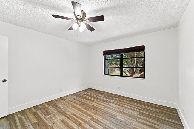 Building Photo - 3101 Oakland Shores Dr