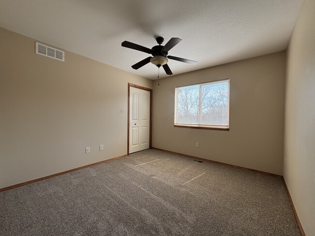 Building Photo - 415 Aaron Dr