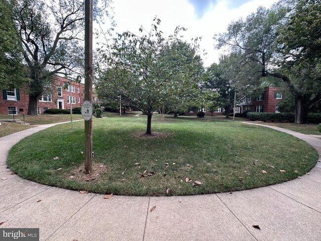 Building Photo - 1816 Queens Ln