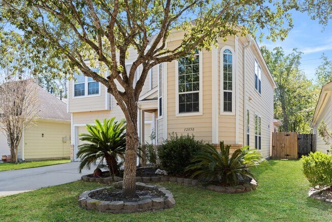 Building Photo - Spacious 3-Bedroom Home in Lakeshore with ...