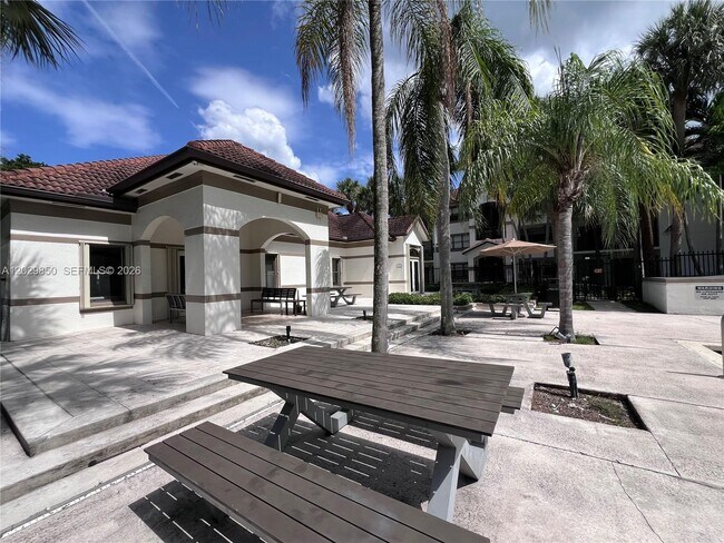 Building Photo - 640 S Park Rd