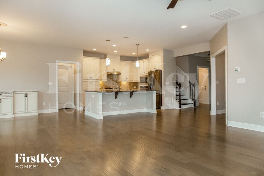 Building Photo - 740 Wood Lily Dr
