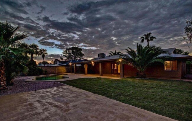 Building Photo - 1321 E La Jolla Dr