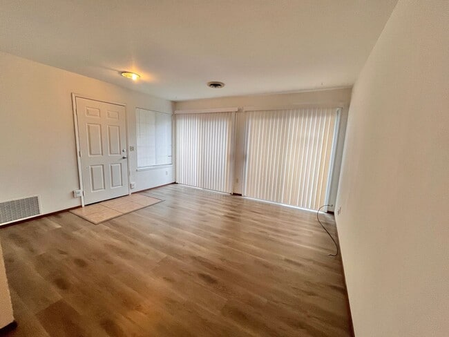 Building Photo - 3 Bedroom 2 Bath Duplex for Rent!