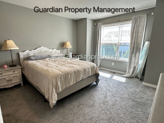 Building Photo - Champlin Town Home, Fireplace, 2 Car Garag...