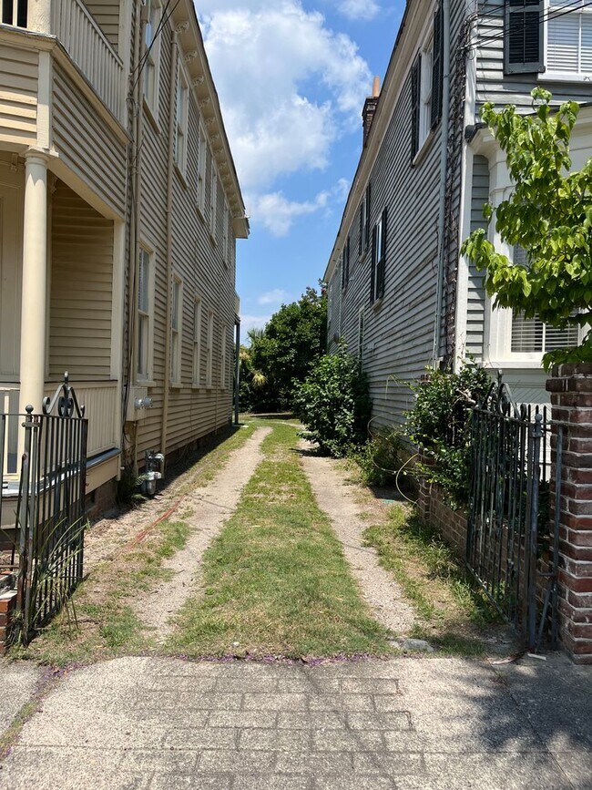 Building Photo - 2 bed / 2 bath ~ Mazyck - Wraggborough Neighborhood