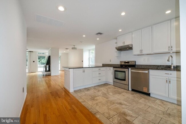 Building Photo - 102 Greenmeadow Dr