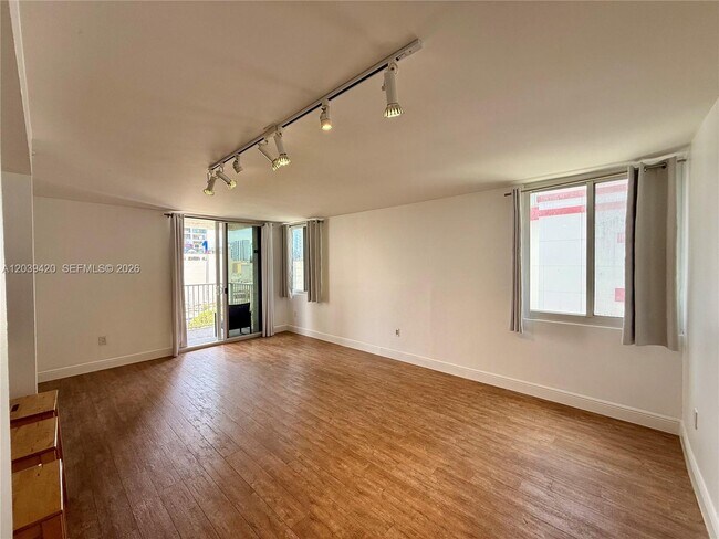 Building Photo - 800 N Miami Ave