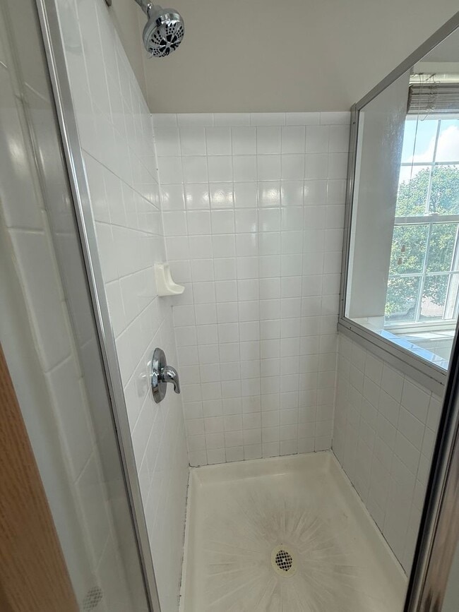 Building Photo - 4 Bedroom, 2.5 Bathroom House in Sycamore ...