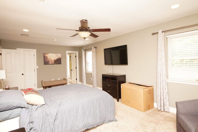 Building Photo - 574 L'Ombre Cir NE