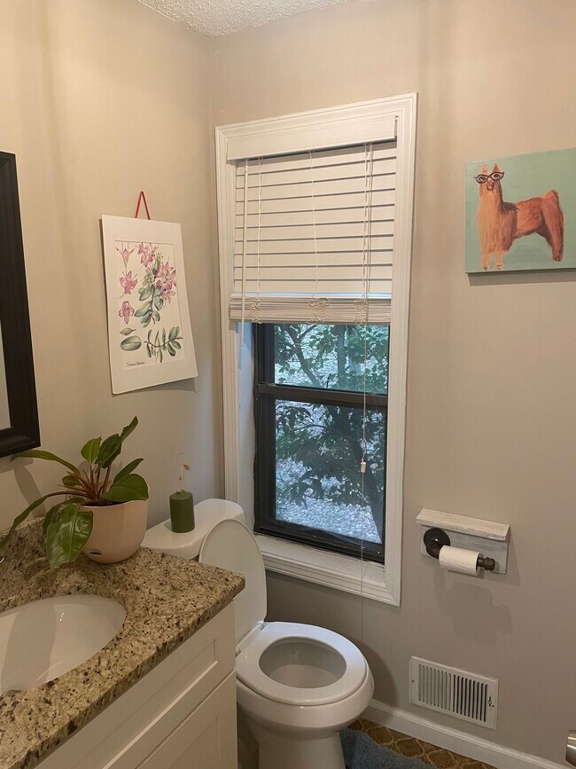 Building Photo - 1543 Hillhaven Dr