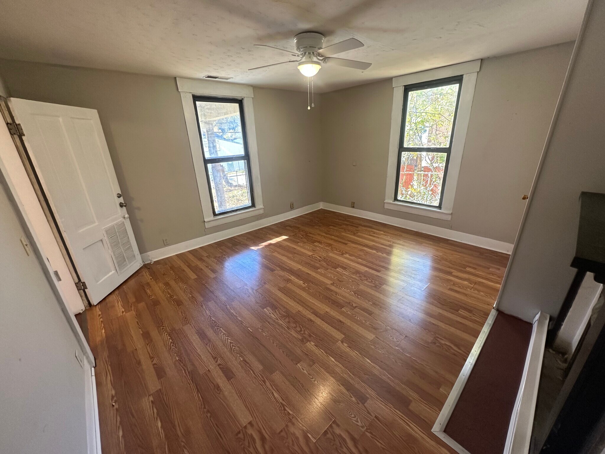 Building Photo - 218 Holmes St