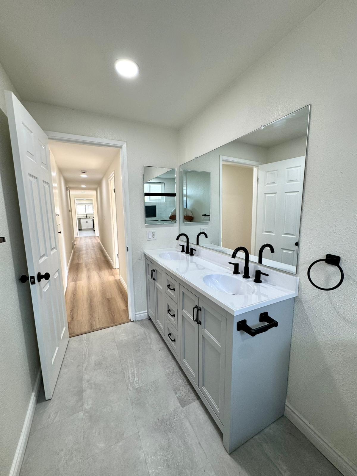 Building Photo - 251 E Heather St