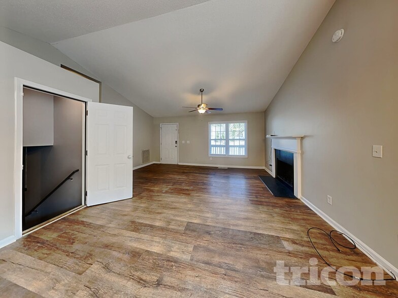 Building Photo - 115 Huntington Way