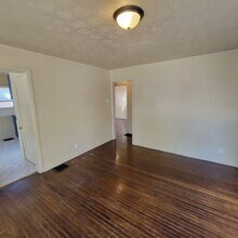 Building Photo - Cozy west side home!