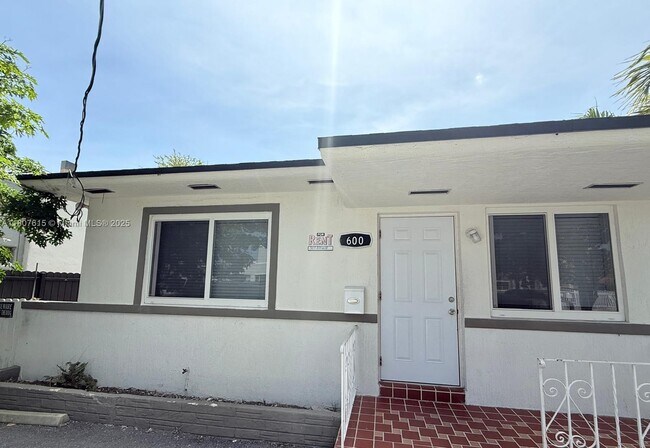 Primary Photo - 600 NW 23rd Pl