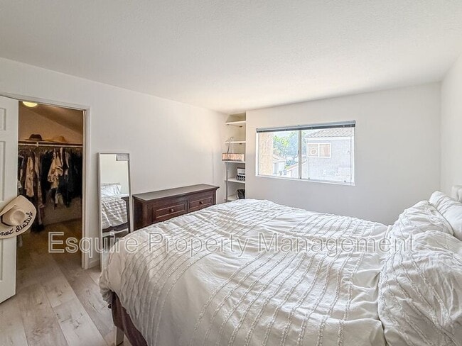 Building Photo - 5965 Paseo Encantada