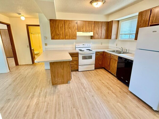 Primary Photo - Cozy 2 Bed/1 Bath Apartment in North Lovel...