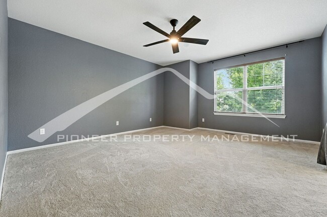 Building Photo - Stunning Home with Washer/Dryer and Centra...