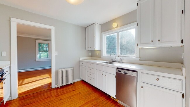 Building Photo - Spacious One Bedroom Cottage in Greenwich