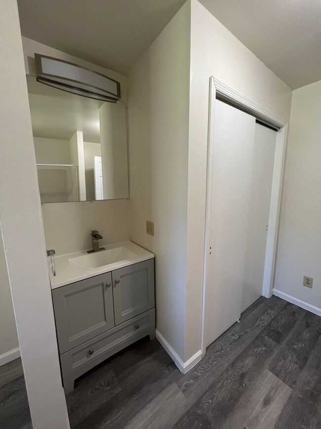 Building Photo - Spacious 3BR Townhome - LOTS OF ROOM!!! - ...