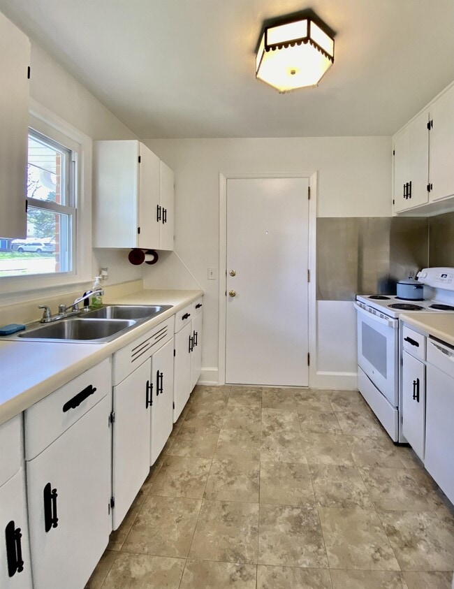 Building Photo - 648 Linfield Dr