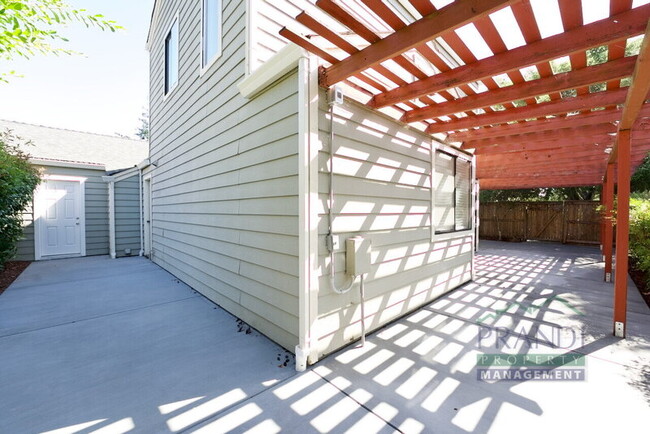 Building Photo - 41 Pine Tree Ct