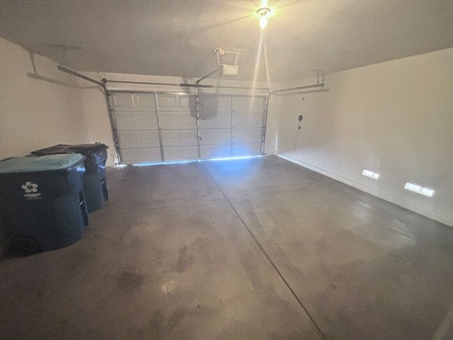 Building Photo - GREAT SINGLE STORY WITH 3 BEDS & 2 BATHS IN GATED COMMUNITY!