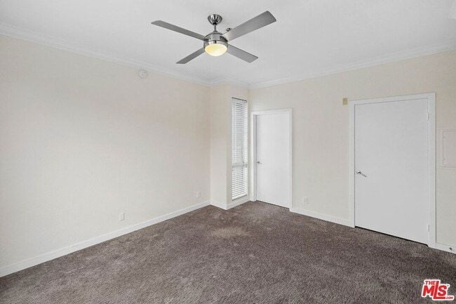 Building Photo - 585 N Rossmore Ave