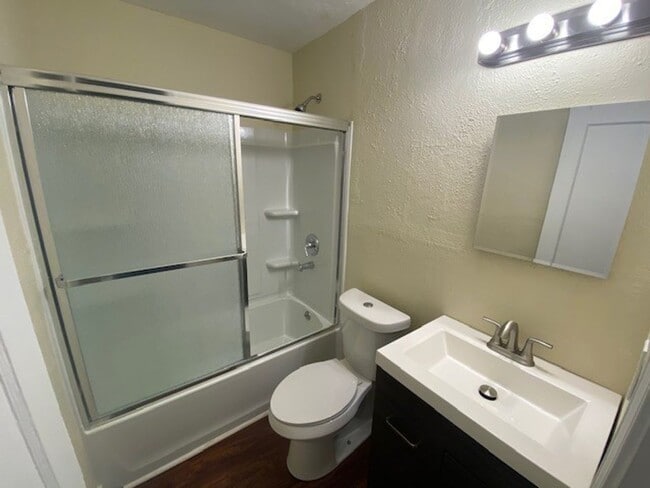 Building Photo - Newly renovated Home in Broadmor!