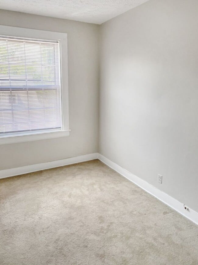 Building Photo - Sophisticated Living in The Fan: 2 Bedroom...