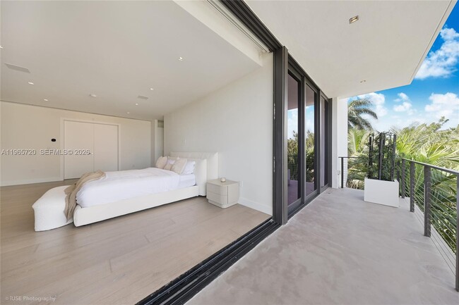 Building Photo - 420 N Hibiscus Dr