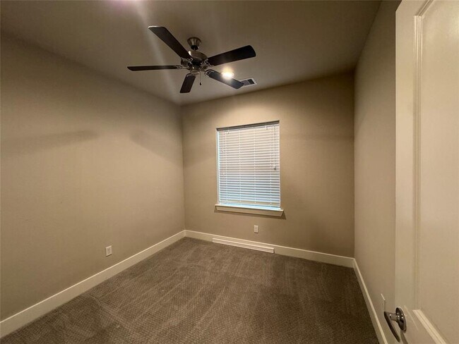 Building Photo - 1106 Olivier Ln