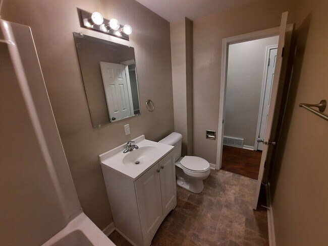 Building Photo - 3 Bedroom, 1 Bathroom Home!