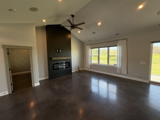 Building Photo - 5240 E Lake Creek Rd