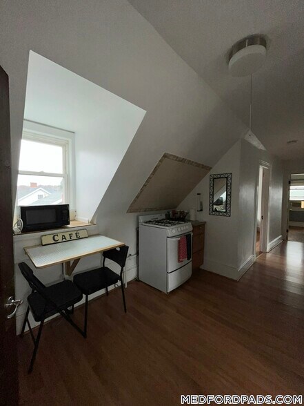 Building Photo - 124 Forest St