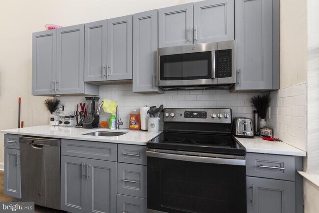 Building Photo - 19 S 44th St