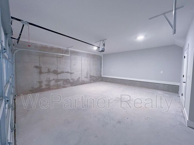 Building Photo - 1085 Adam Cir