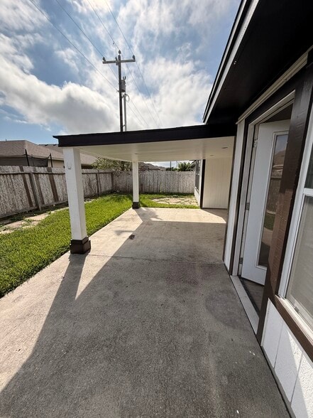 Building Photo - 3806 Los Arroyos Dr