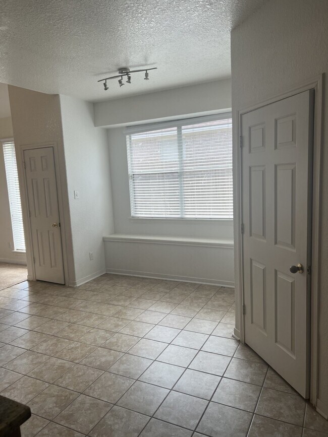 Building Photo - 13433 Hidden Valley Dr